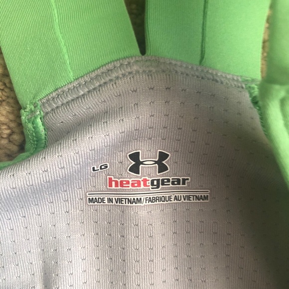 Two Under Armour heat gear tanks, both size L - Picture 4 of 7